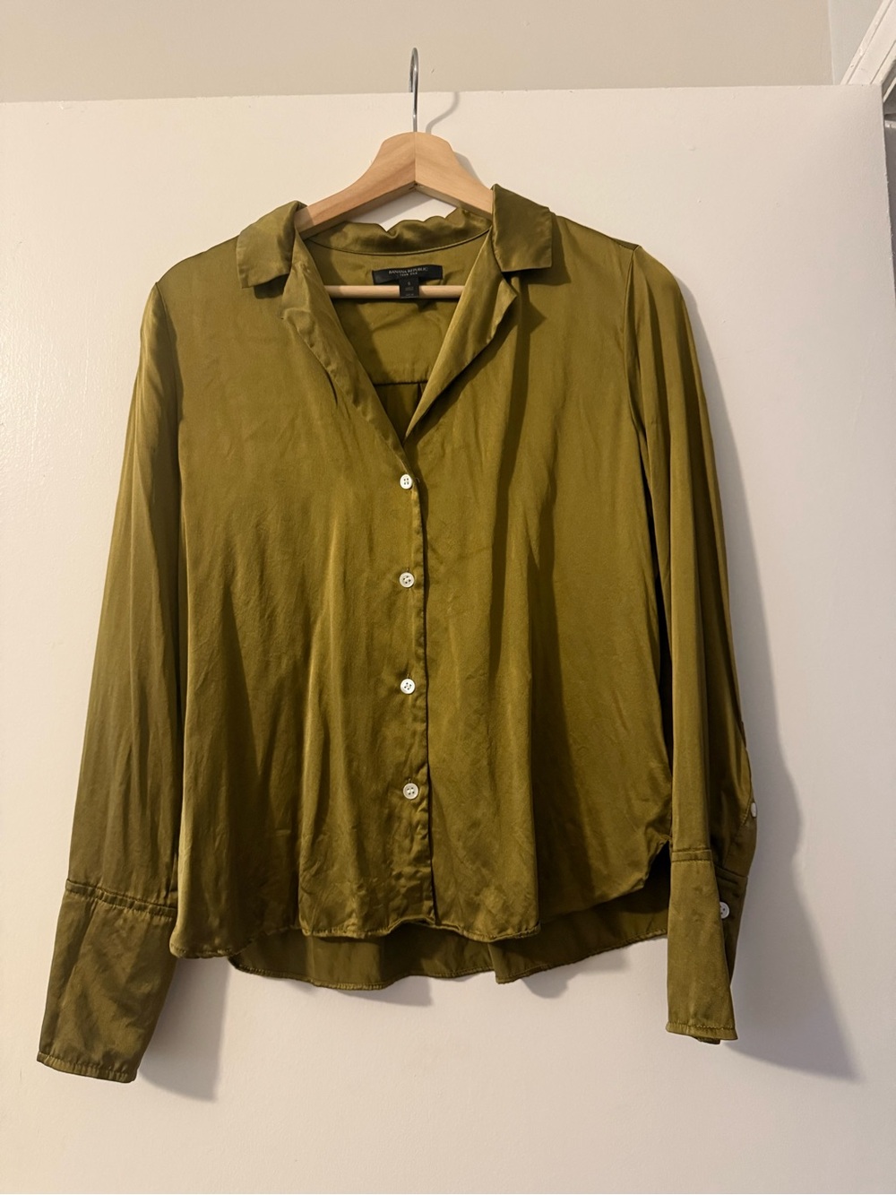 Banana Republic 100% Silk Resort Shirt in Olive Green